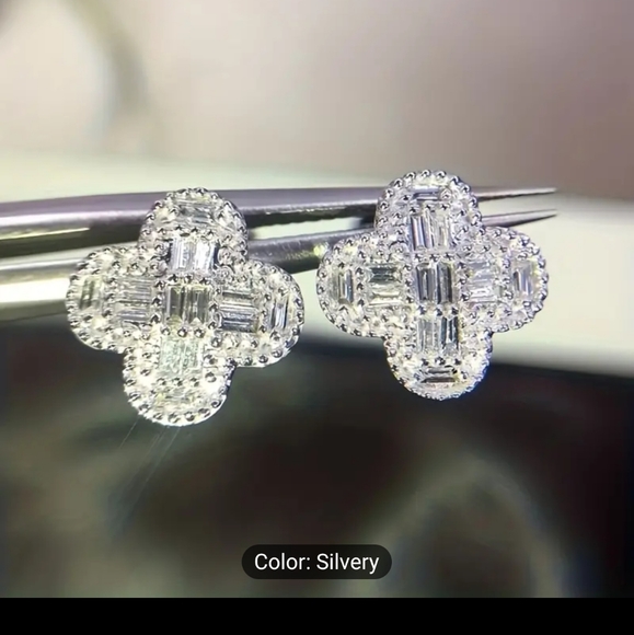 Jewelry - 🩶🩶NEW🩶🩶 BEAUTIFUL!!  CZ Clover Studs w/ Rounds and Baguettes in SILVER